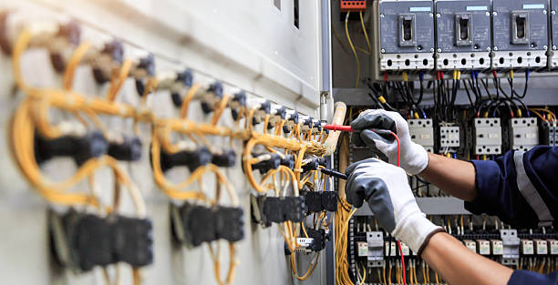 Professional Electrician technician working in Richland, MS